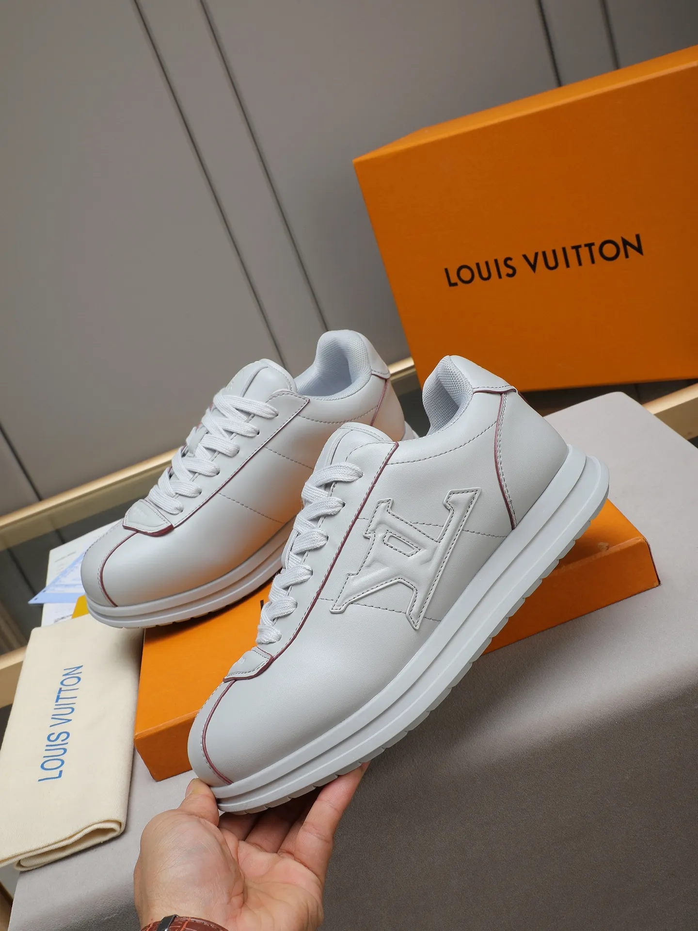 PP560 LV Louis Vuitton L Jialu Brand Runner Tatic Series Thick-soled Casual Sports Shoes Running Shoes Original purchase, development and production This LV Runner Tatic sports shoe combines technical materials such as mesh fabric and ribbons to interpret the inspiration of traditional mountaineering shoes. LV letters are written on one side, the lariat buckle of the quick lacing system is embellished with Monogram flowers and Louis Vuitton logos, and the light and wear-resistant rubber outsole completes the whole. ▪️Fabric: Original imported cowhide + mesh ▪️Inner lining: Original customized breathable mesh ▪️Sole: Original open-molded anti-slip rubber combination material ▪️Size: Men's 38-44 (customized for 45 and 46)
